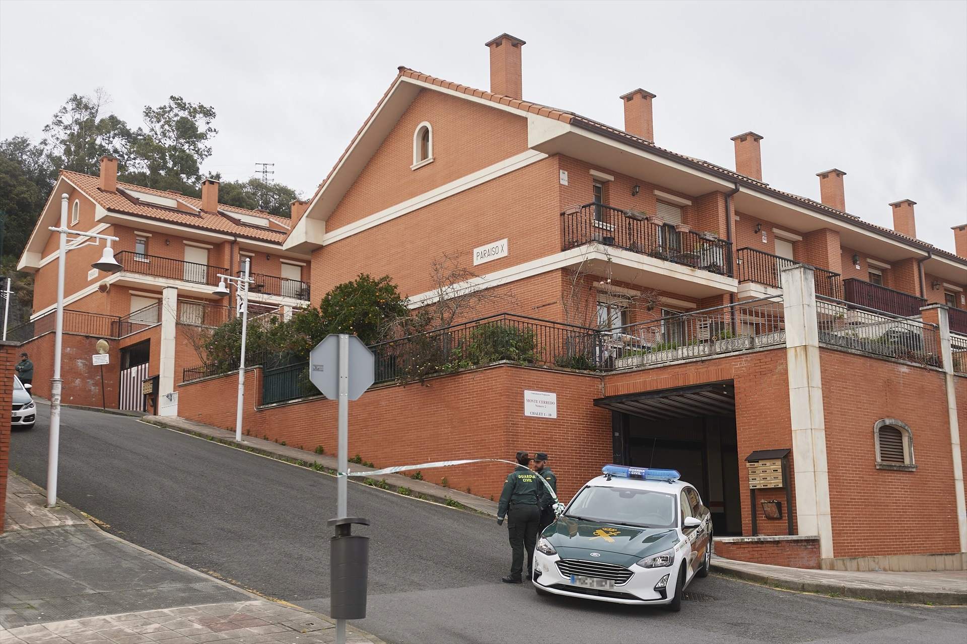 Un coche de la Guardia Civil frente a la vivienda donde han hallado el cuerpo de Silvia / C. Ortiz, Europa Press