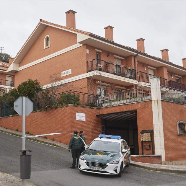 Un cotxe de la Guàrdia Civil davant l'habitatge on han trobat el cos de Silvia / C. Ortiz, Europa Press