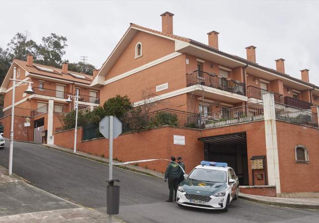 EuropaPress 5746250 coche guardia civil frente vivienda donde hallado cuerpo vida mujer febrero