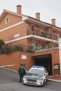 Un coche de la Guardia Civil frente a la vivienda donde han hallado el cuerpo de Silvia / C. Ortiz, Europa Press