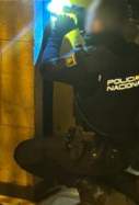 La Policía Nacional al llegar al bar de Elche donde se ha quedado atascado el ladrón en la ventana / CNP