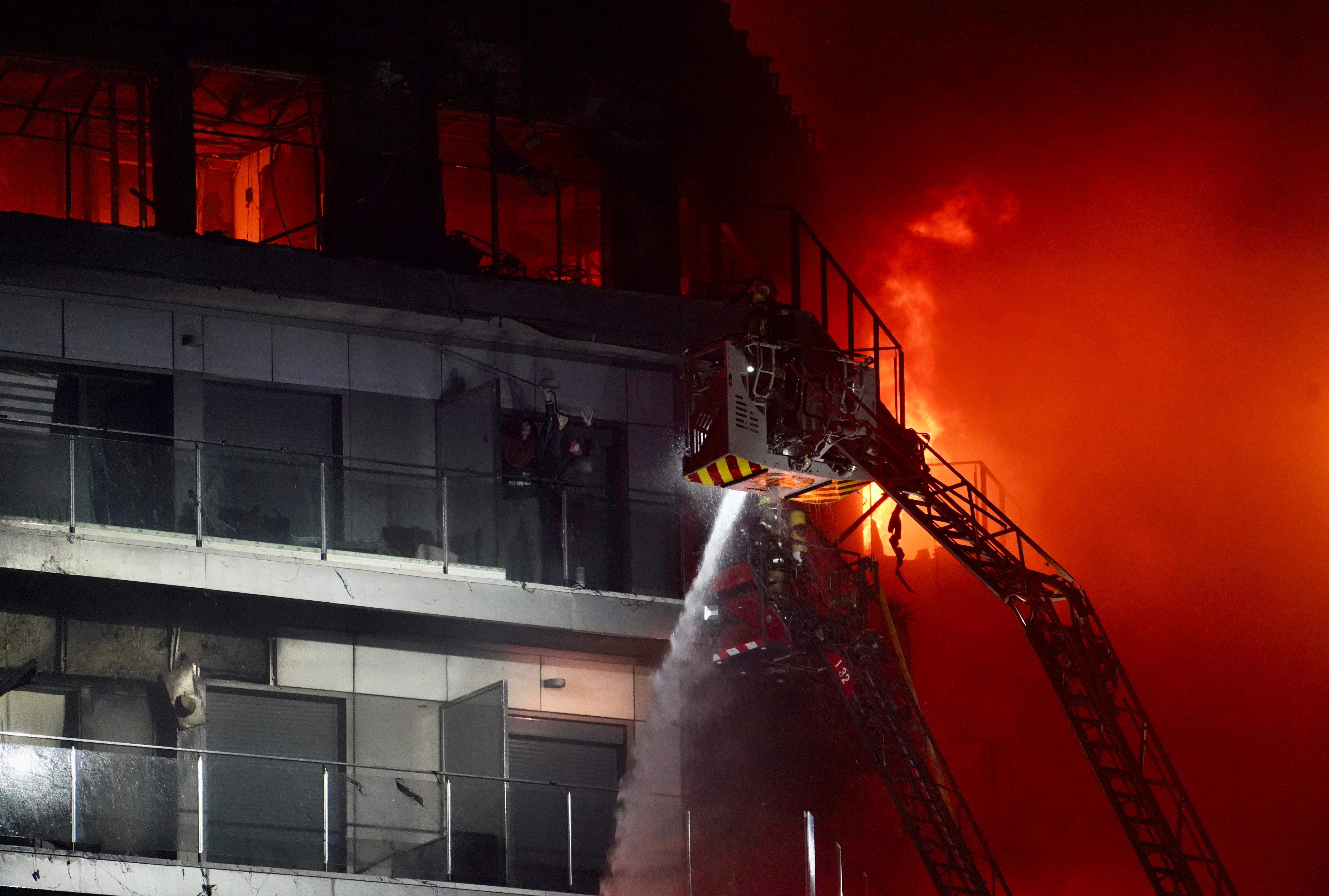 Bombers rescat veins atrapats balco edifici incendi Valencia