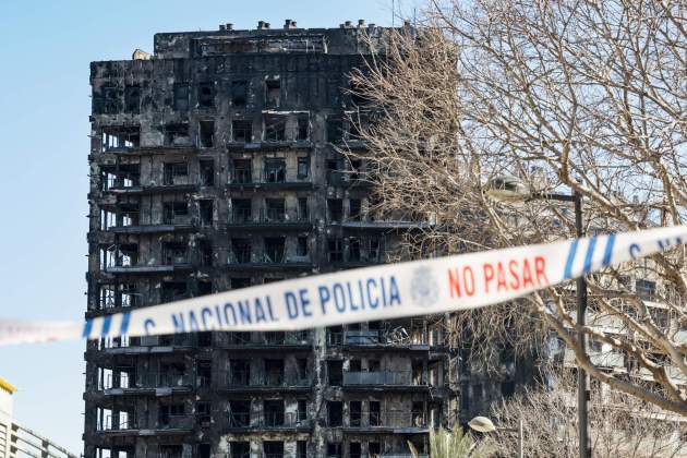 Edificio calcinado en el incendio en València Efe