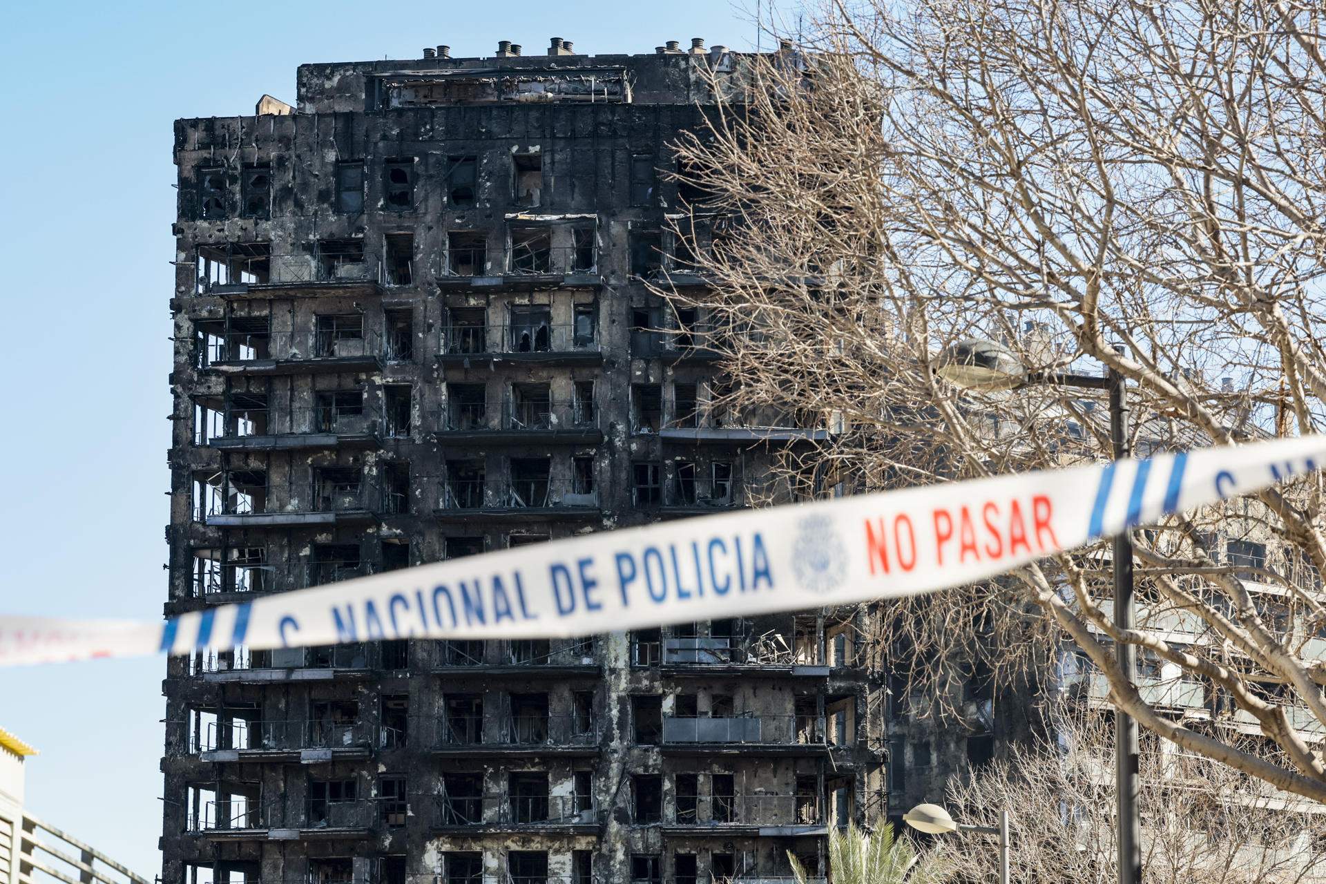 Cinta policial edificios quemados / BIEL ALIÑO - EFE