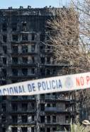 Cinta policial edificis cremats / BIEL ALIÑO - EFE