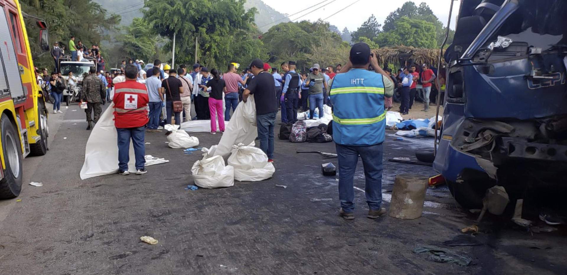Lugar del accidente entre dos autobuses en Honduras / BOMBEROS DE HONDURAS