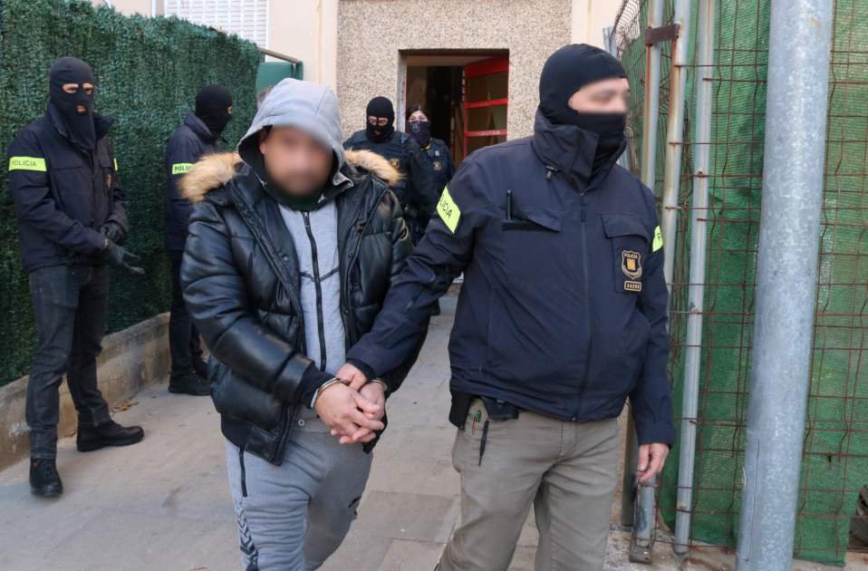 Un dels detinguts de la macrobatuda d'aquest dijous al Prat de Llobregat / ACN