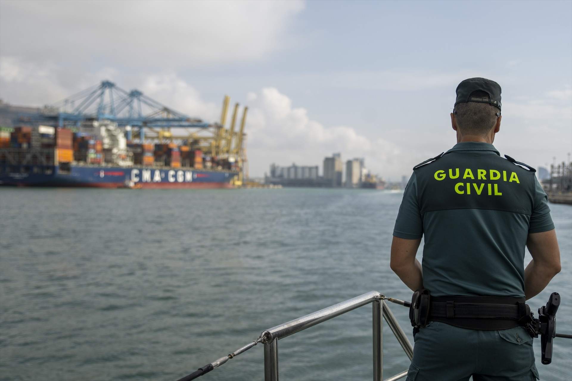 Un agente de la Guardia Civil en el puerto de Barcelona, en una imagen de archivo / Lorena Sopêna, Europa Press