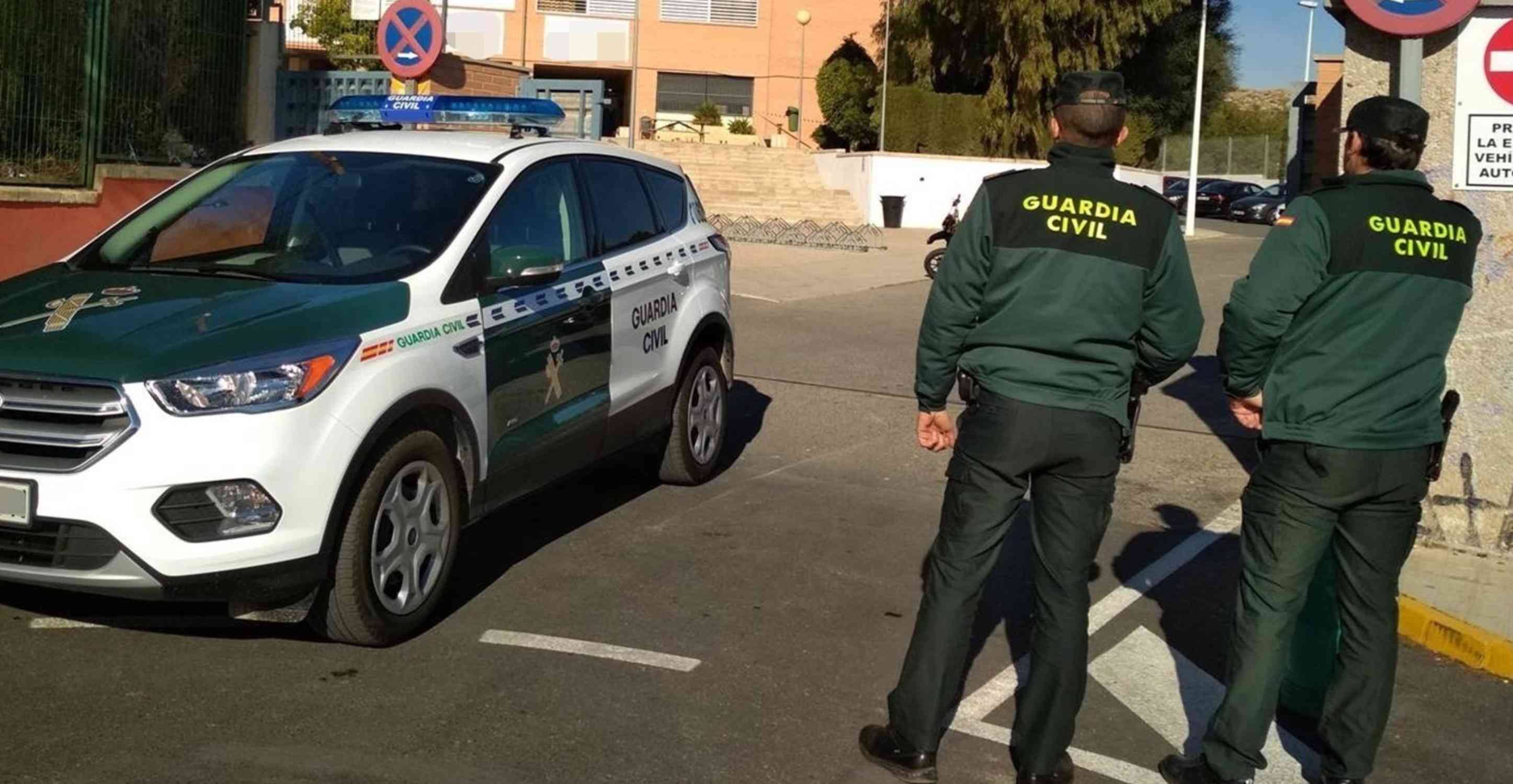 Detingut per intentar matar el nou nòvio de la seva exparella disparant-li un tret al mig del carrer a Granada