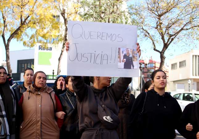 Manifestantes protestando ante|delante de la Audiencia de Tarragona para denunciar la muerte de un hombre en el barrio de Campclar / ACN
