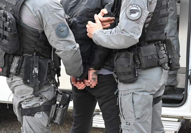 Un dels lladres, custodiat per dos agents de la Policia d'Andorra / PA