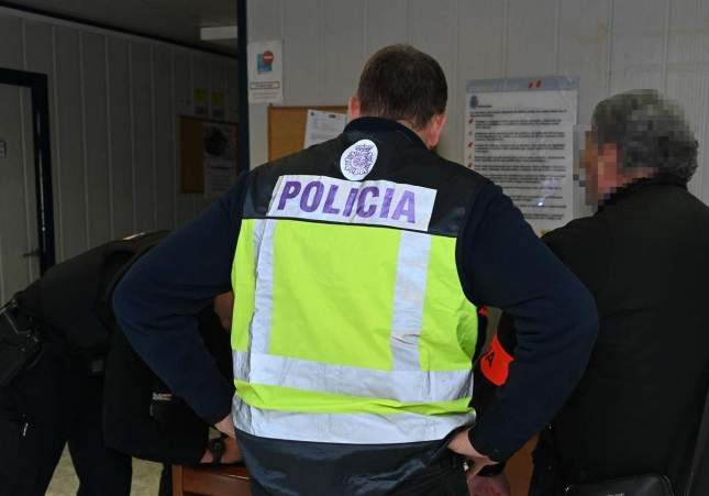 Una gent de la Policia Nacional durant el lliurament dels quatre lladres a la Policia d'Andorra / PA