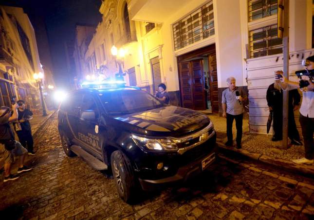  Fotografia que mostra el vehicle de la policia on és transportat l'exfutbolista Robson de Souza 'Robinho', en ser arrestat aquest dijous en una de les seves residències al litoral de São Paulo (Brasil) / Guilherme Dionizio, EFE