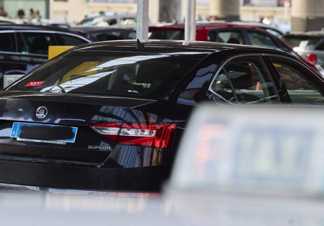 Un taxi y un VTC en la zona de Atocha, en Madrid / Jesús Hellín, Europa Press