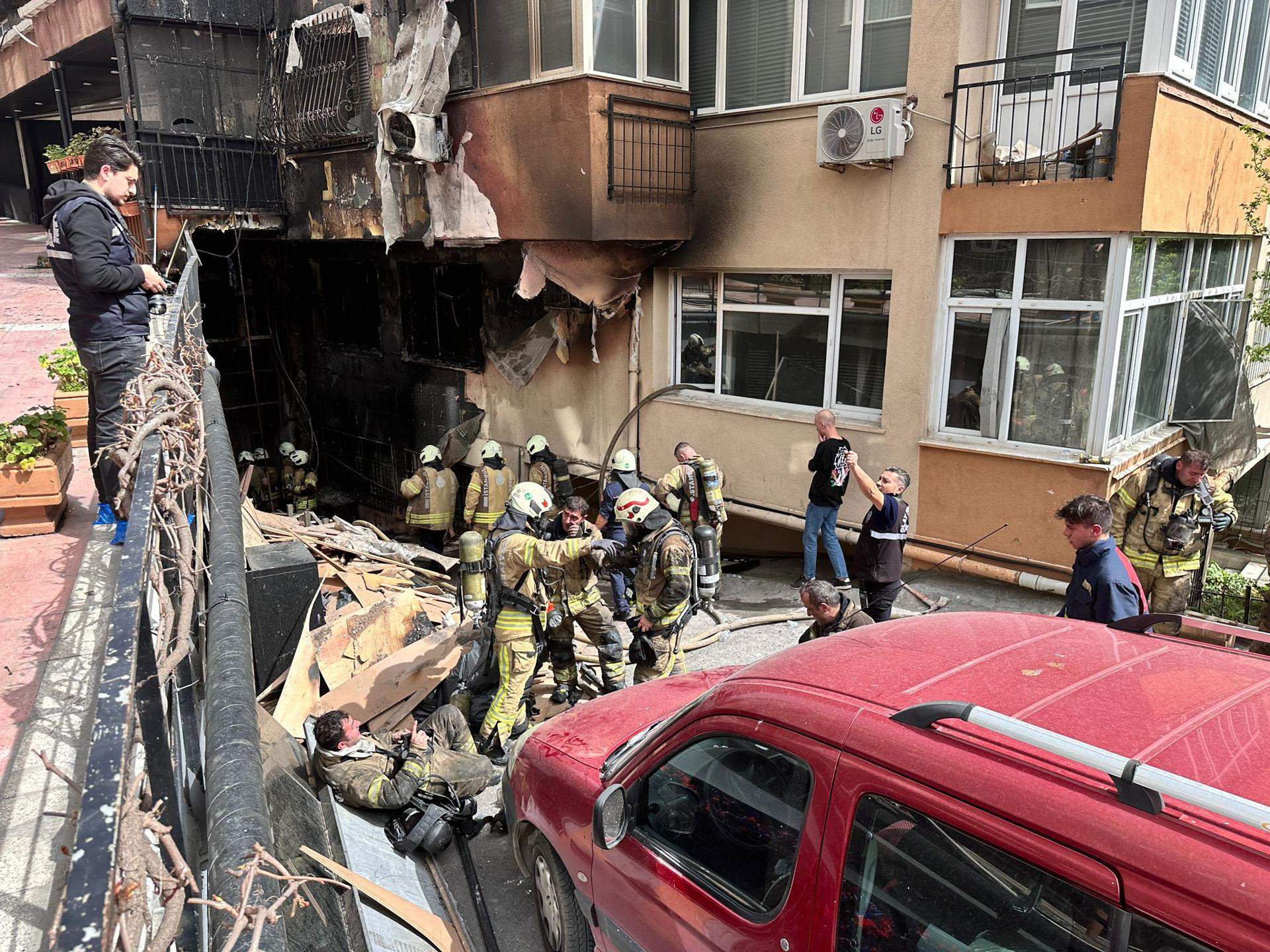 Al menos 29 muertos en el incendio de una discoteca en obras de Estambul: los obreros, en búsqueda y captura