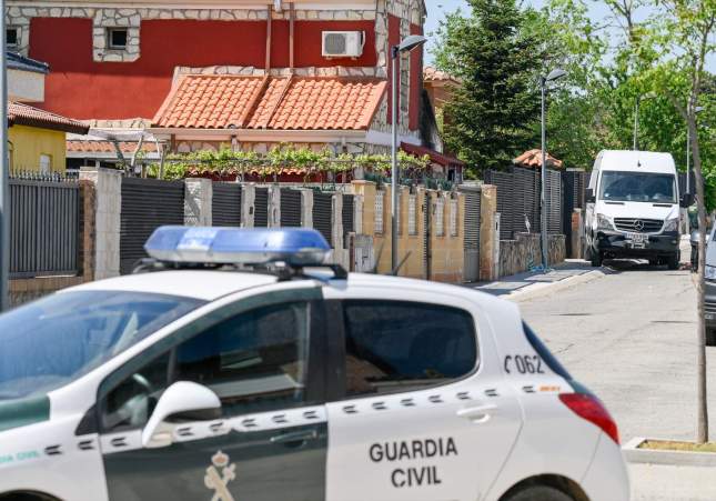 Un vehículo de la Guardia Civil en la vivienda donde se produjo el triple crimen en Chiloeches (Guadalajara) / Rafael Martín, Europa Press