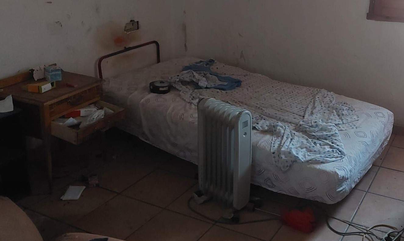Un home segresta la filla de 8 anys després de morir la seva mare i la tanca en una casa abandonada a València