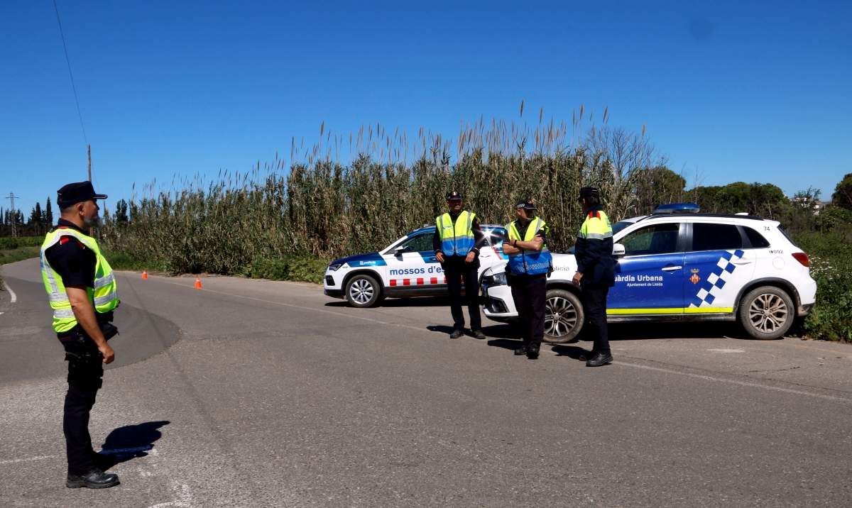 Control policial conjunt dels Mossos i la Guàrdia Urbana a l'Horta de Lleida / Oriol Bosch, ACN