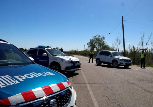 Control policial conjunto de Mossos d'Esquadra y Guardia Urbana en la partida de Fontanet de l'Horta de Lleida / Oriol Bosch, ACN