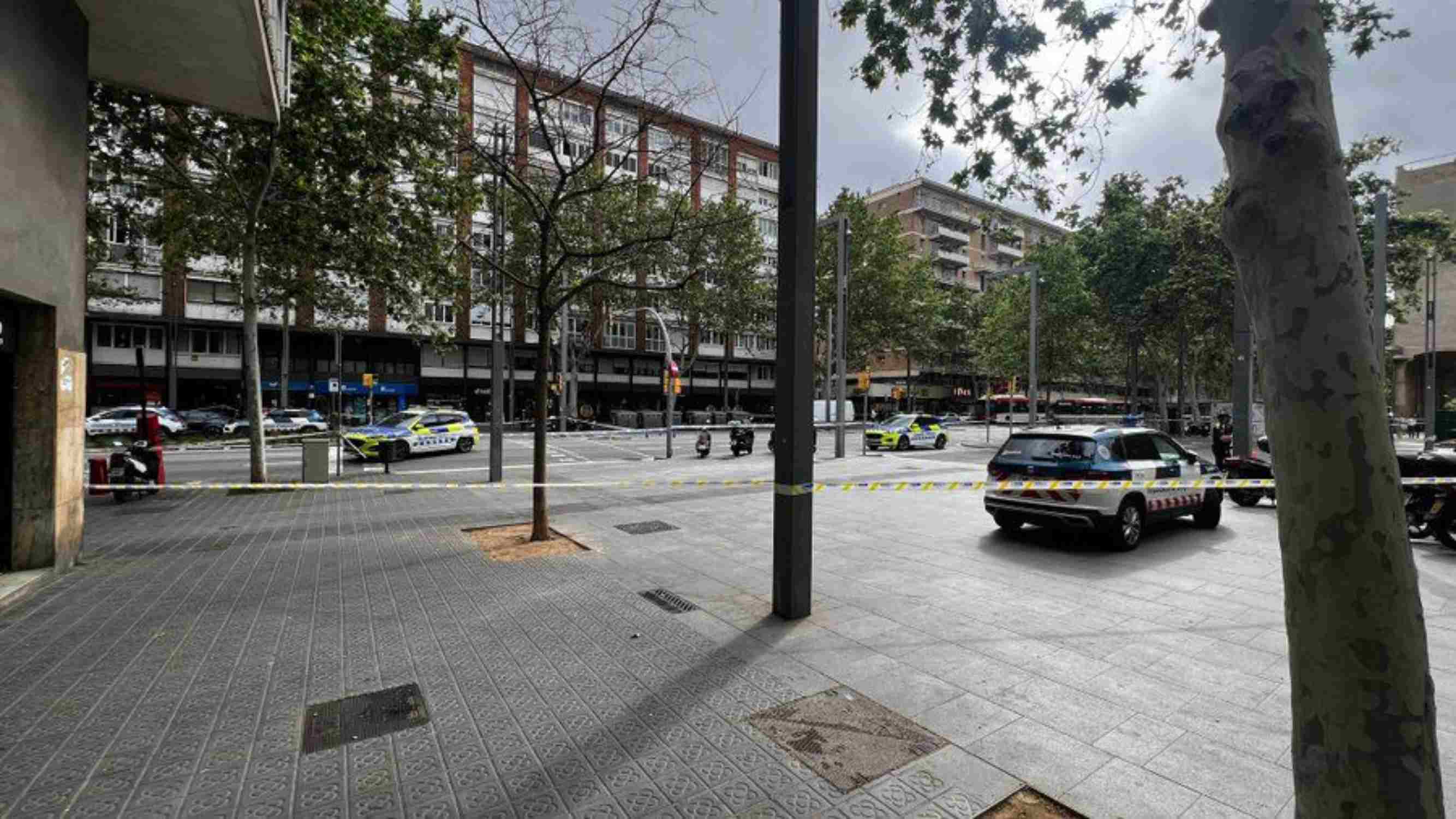 Un paquet sospitós davant d'un banc obliga a tallar els carrers i activar el Tedax al centre de Barcelona