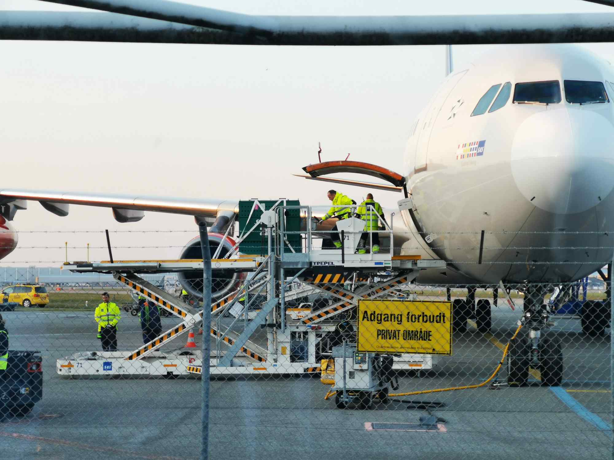 Una amenaza de bomba para un aeropuerto en Dinamarca: un detenido y cientos de agentes buscando el explosivo