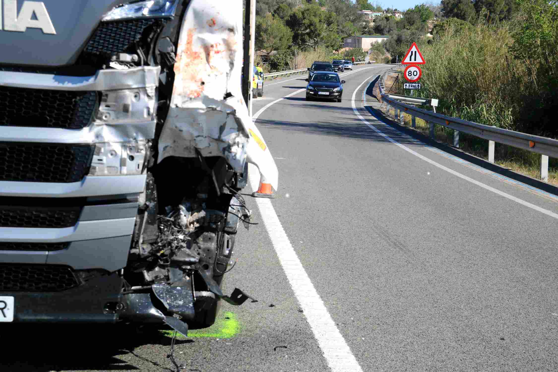 Muere un motorista al chocar frontalmente con un camión en un accidente en la carretera C-12, en Tortosa