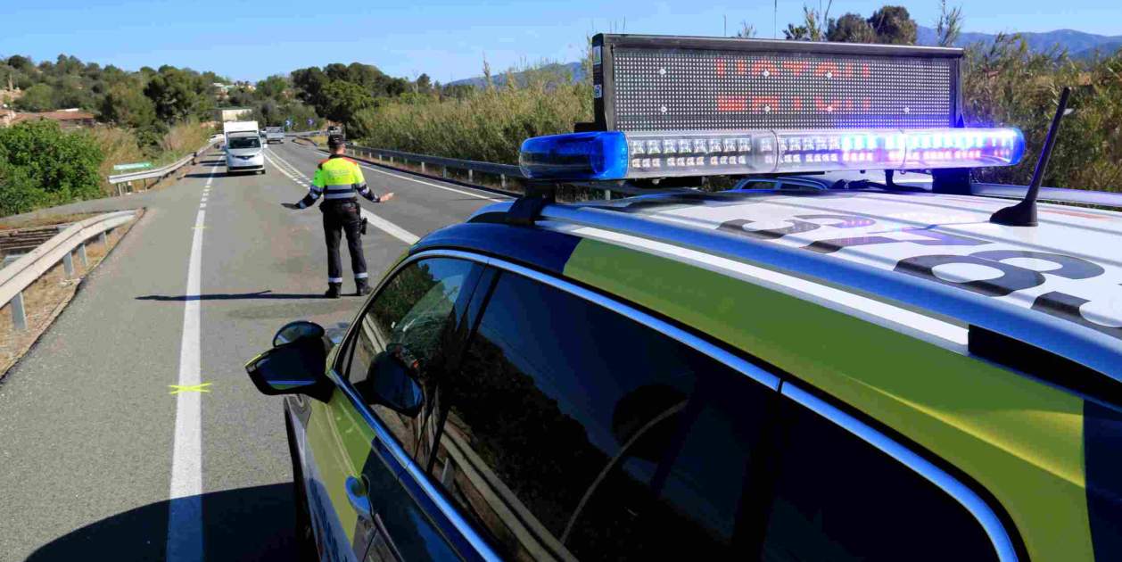 Muere el conductor de un coche al chocar frontalmente con un camión en ...