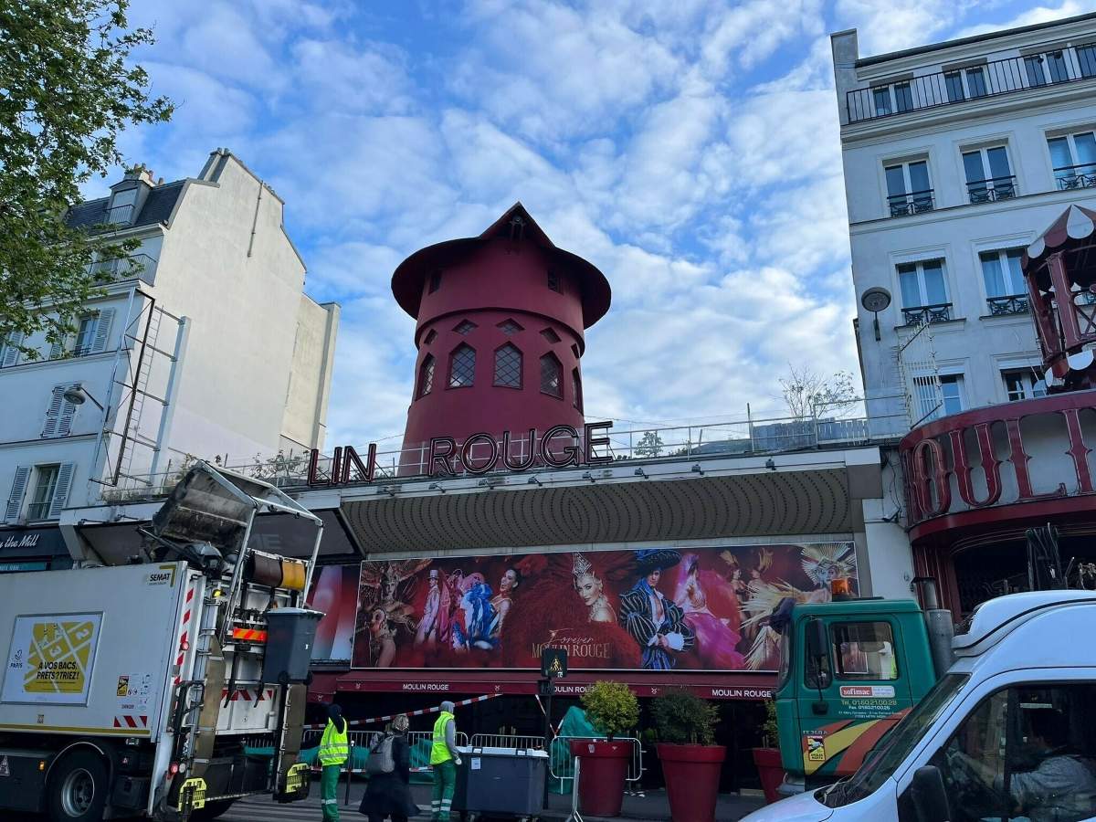 Se desploman las míticas aspas del Moulin Rouge de París y el famoso cabaré se cae a trozos
