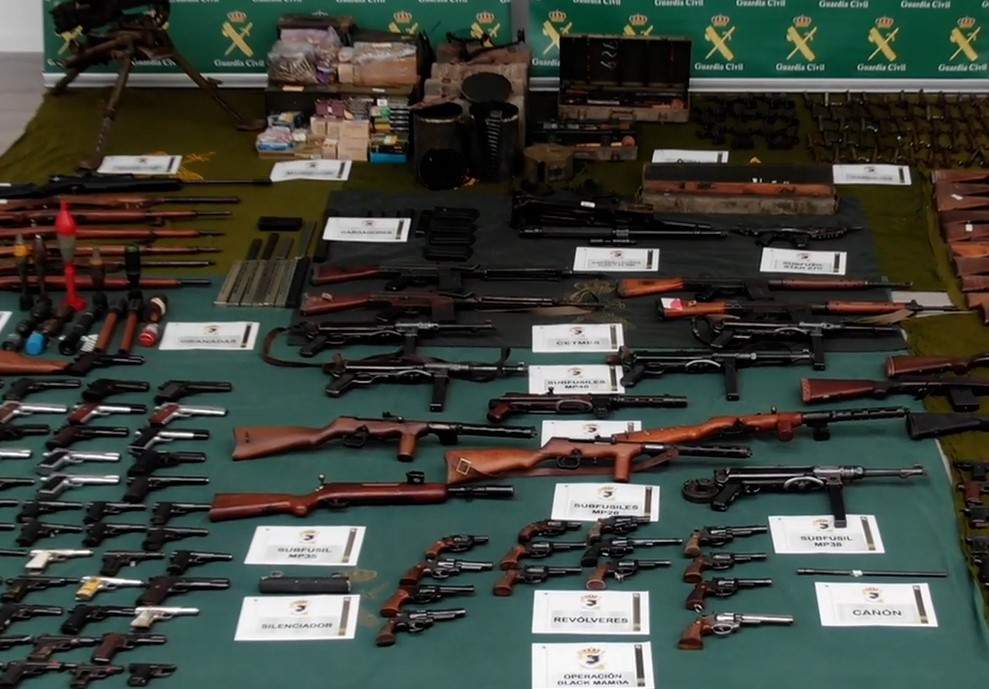 Descobreixen un arsenal amb gairebé 200 armes de guerra a Pamplona que venien al mercat negre de mitja Europa