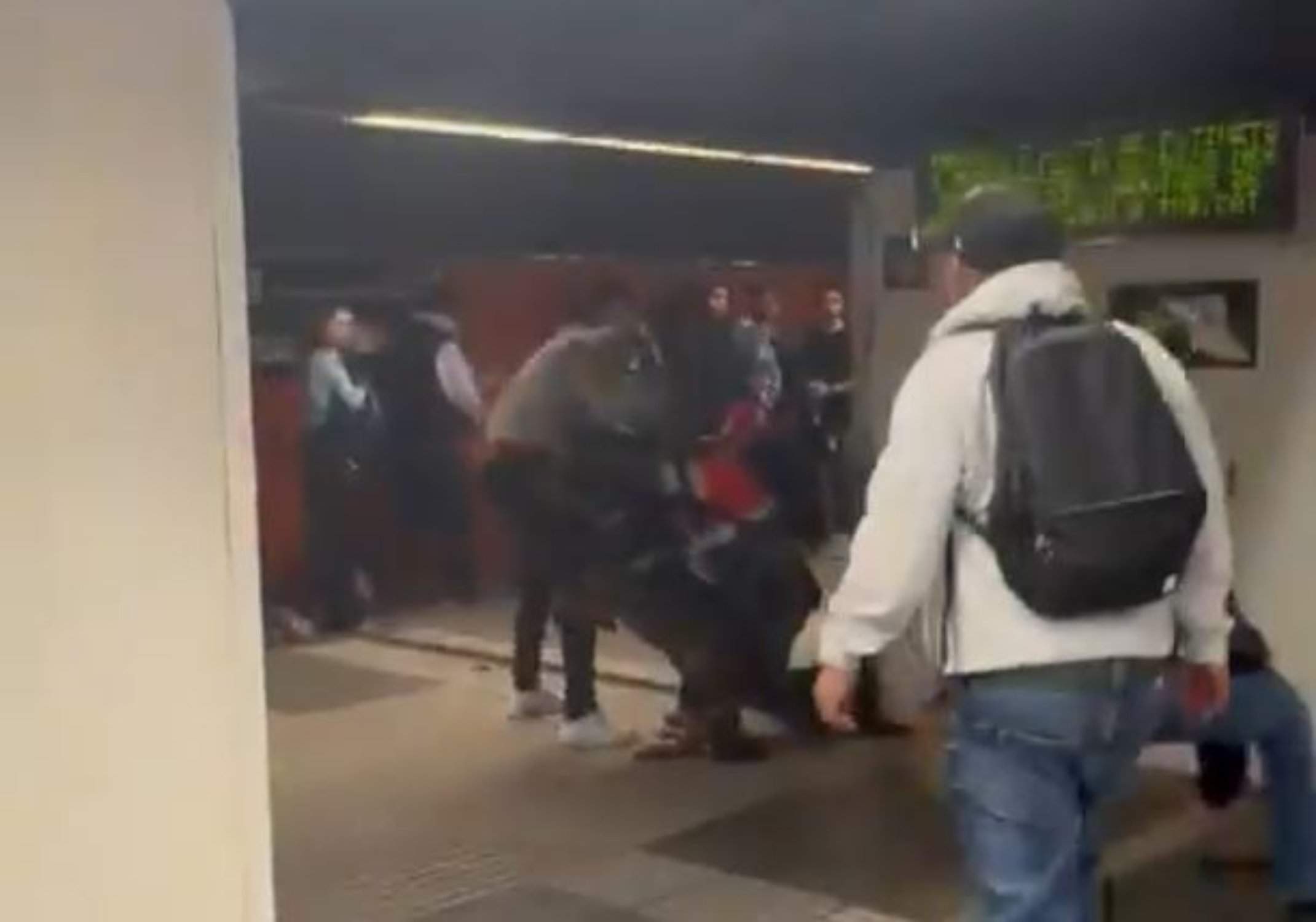 Brutal agressió al metro de Barcelona: diversos vigilants ferits en ser atacats a cops de puny | VÍDEO