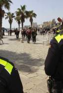 Dos agents de la Policia Local de Blanes vigilen el passeig marítim en una imatge d'arxiu / Ajuntament de Blanes
