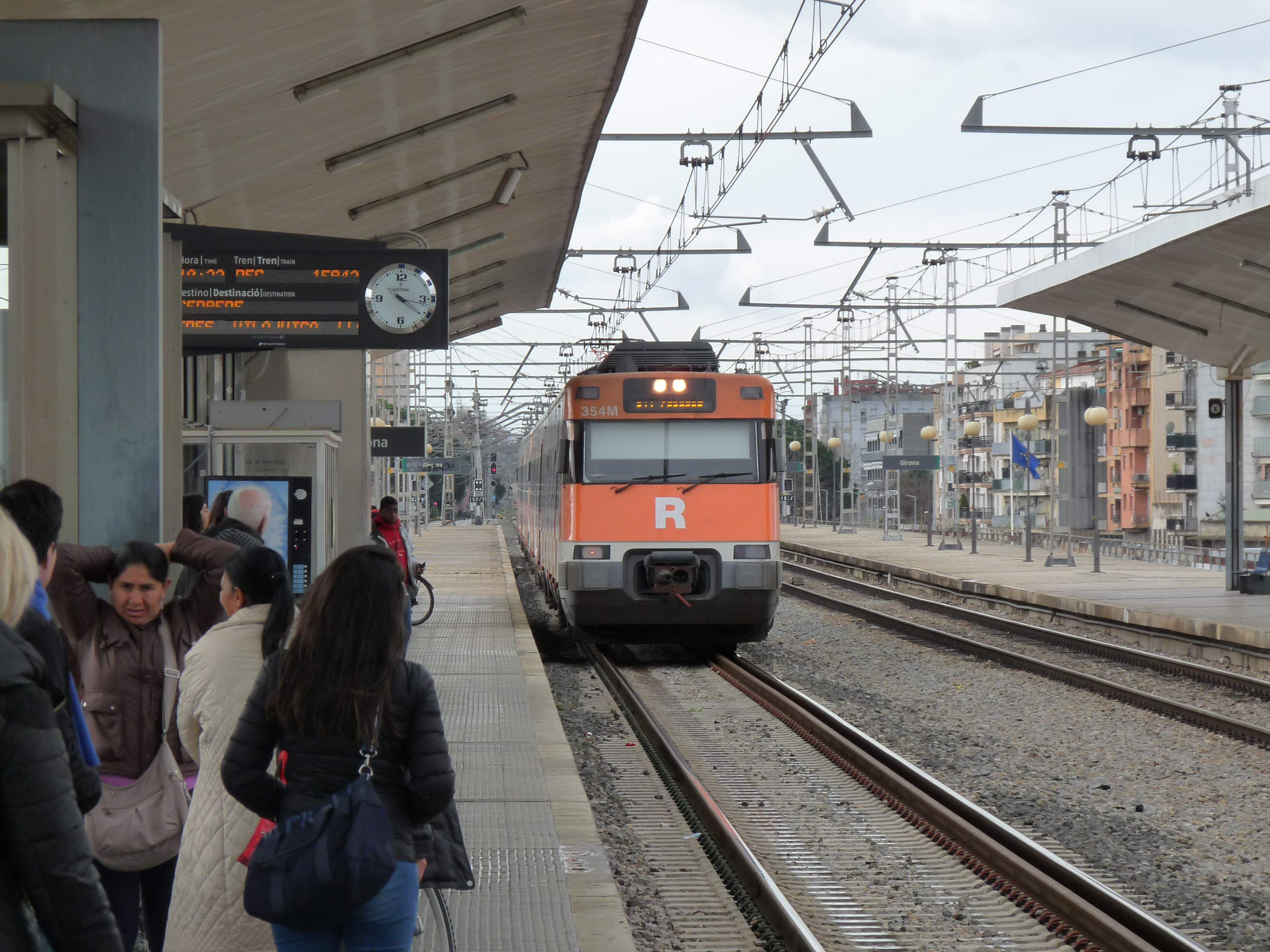 Un passatger de Rodalies ferit a Girona quan intentava aturar un robatori violent a bord d'un tren