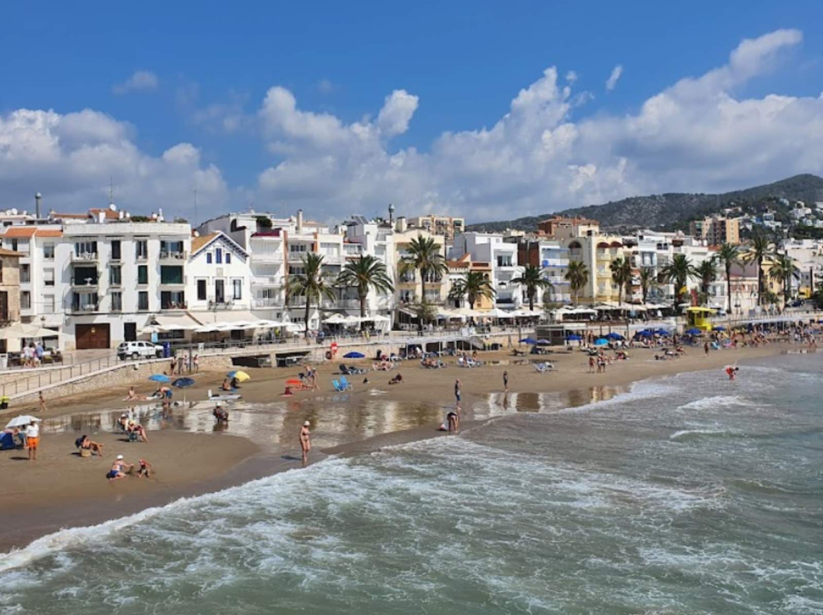 Aparece un cadáver flotando en la playa en Sitges: la policía investiga quién es y qué ha pasado