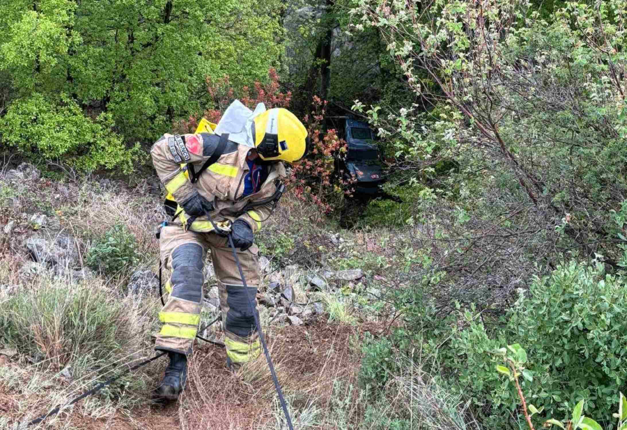 Tres ferits en caure per un barranc amb el cotxe a l'Alt Urgell després de patir una sortida de via a l'N-260