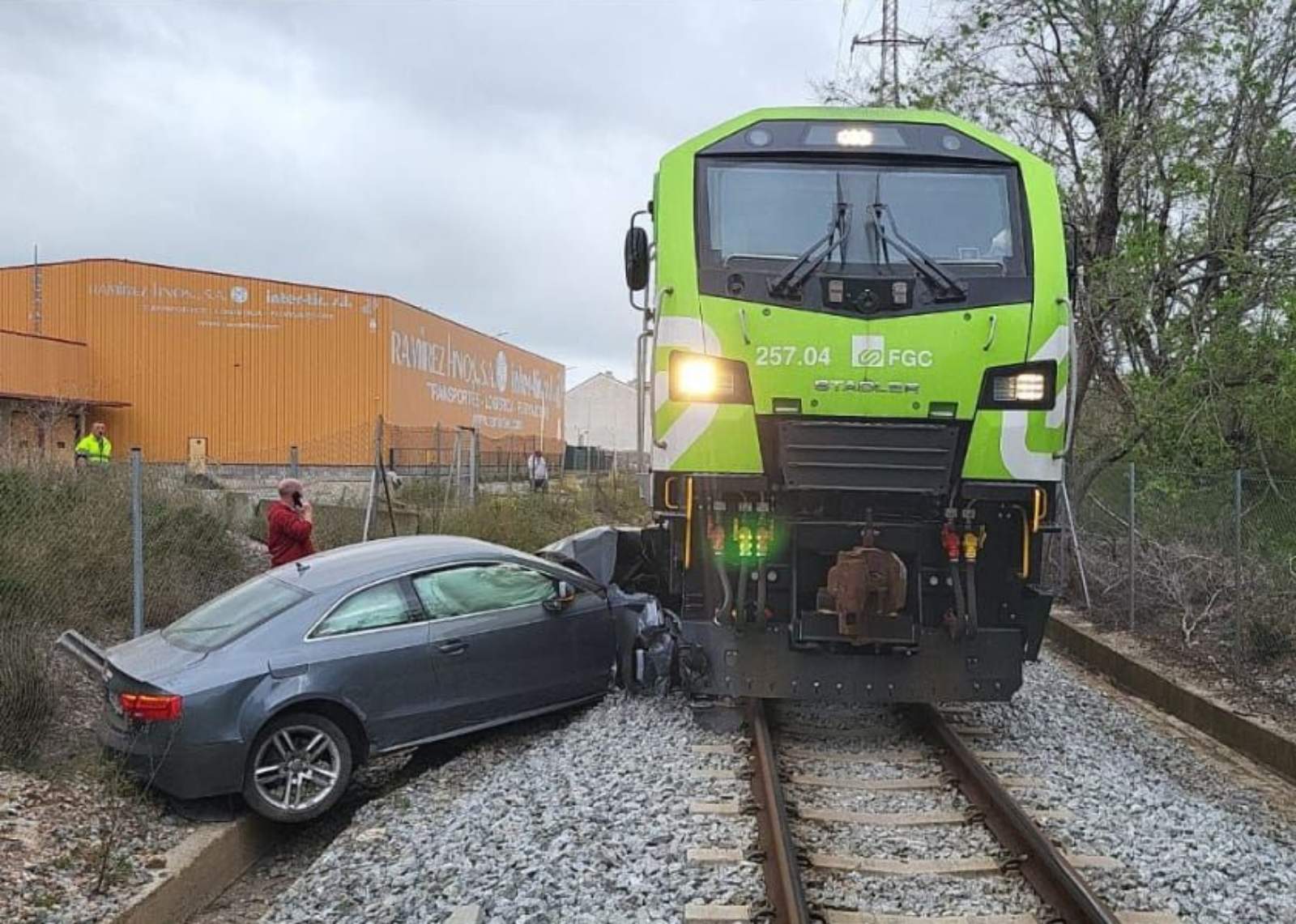 Quatre ferits en xocar amb el cotxe contra un tren de Ferrocarrils a la Zona Franca de Barcelona