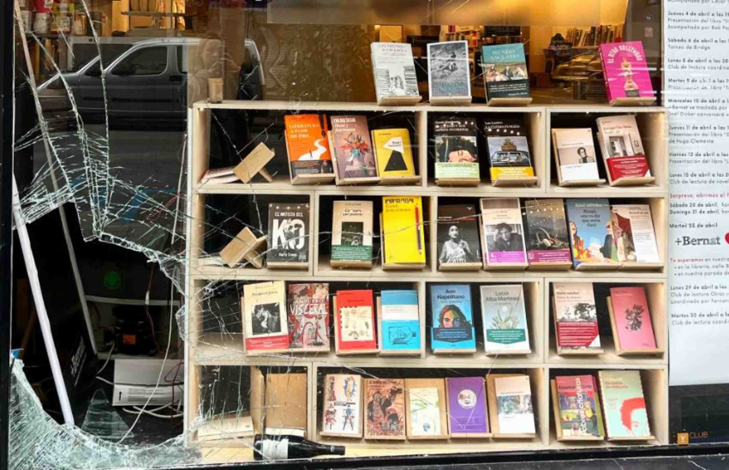 Revientan el escaparate de una librería del centro de Barcelona para entrar a robar días después de Sant Jordi