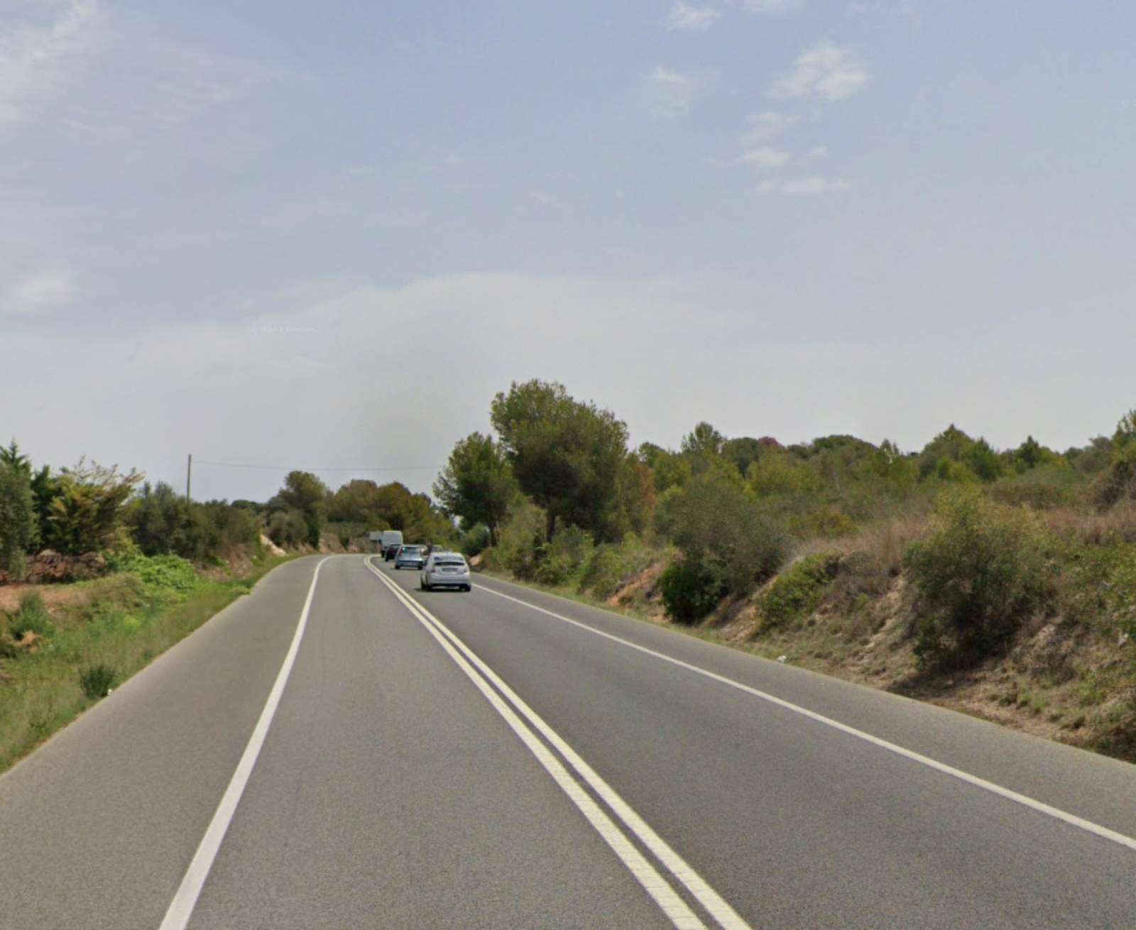 Muere el pasajero delantero de una furgoneta al salirse de la carretera a la altura de Sant Pere de Ribes