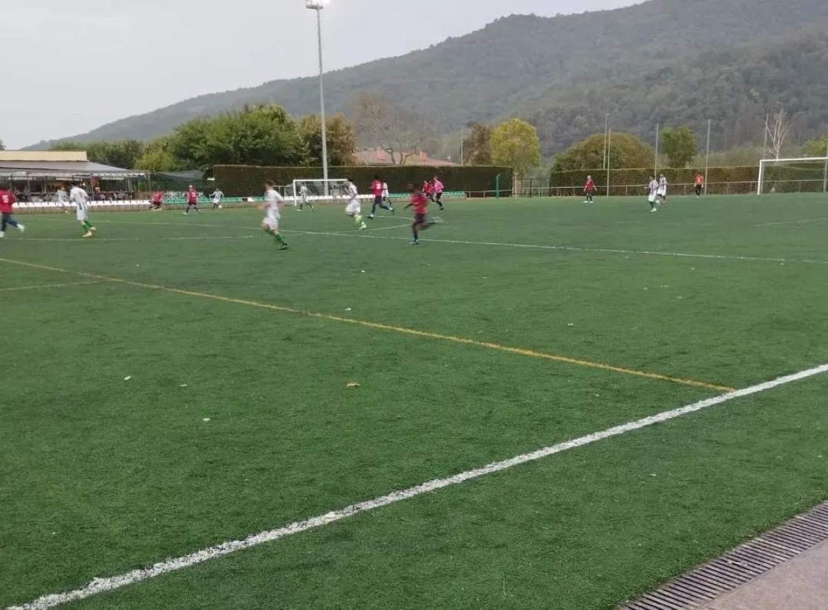 Nueva agresión en un partido de fútbol en Catalunya: asesta dos puñetazos al árbitro en La Canya