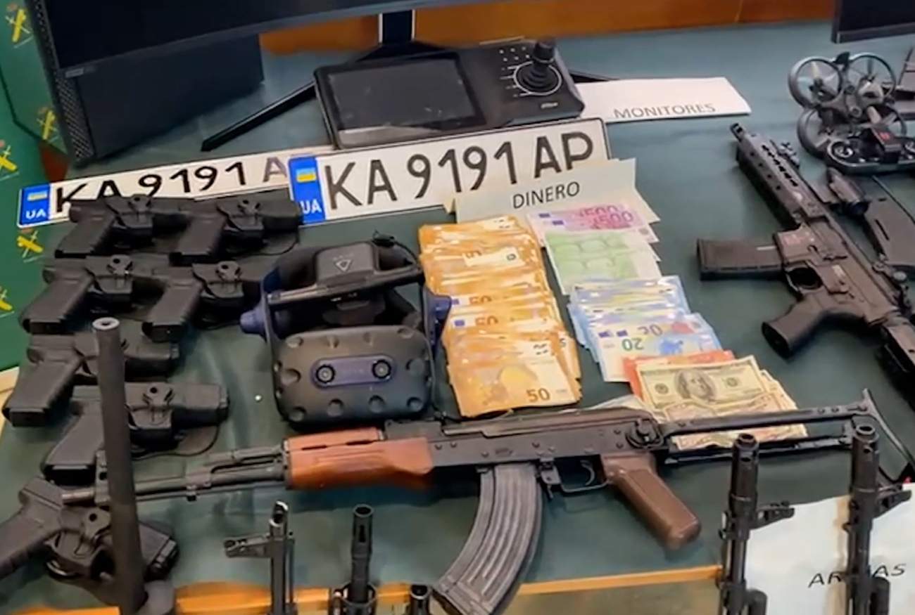 Armas y dinero intervenido en Alicante por la Guardia Civil
