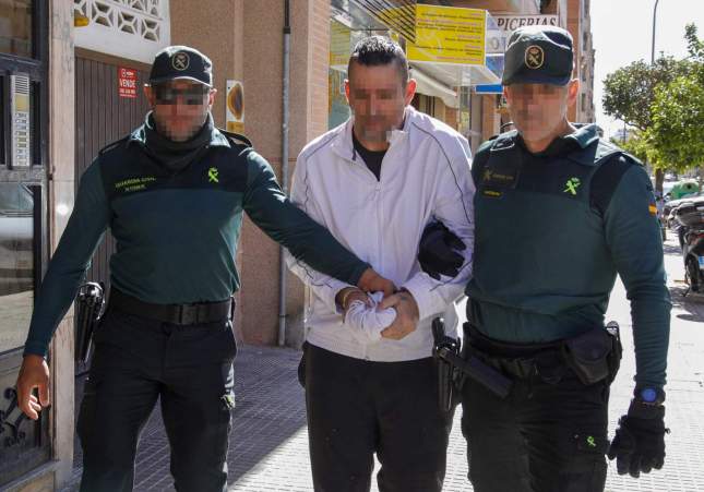  Uno de los dos hombres de 44 y 46 años que han sido detenidos como supuestos autores del asesinato de una mujer de 65, profesora jubilada, en el municipio valenciano de Rafelcofer, es llevado al Juzgado de Instrucción número 3 de Gandía para pasar a disposición judicial. EFE/Natxo Francés