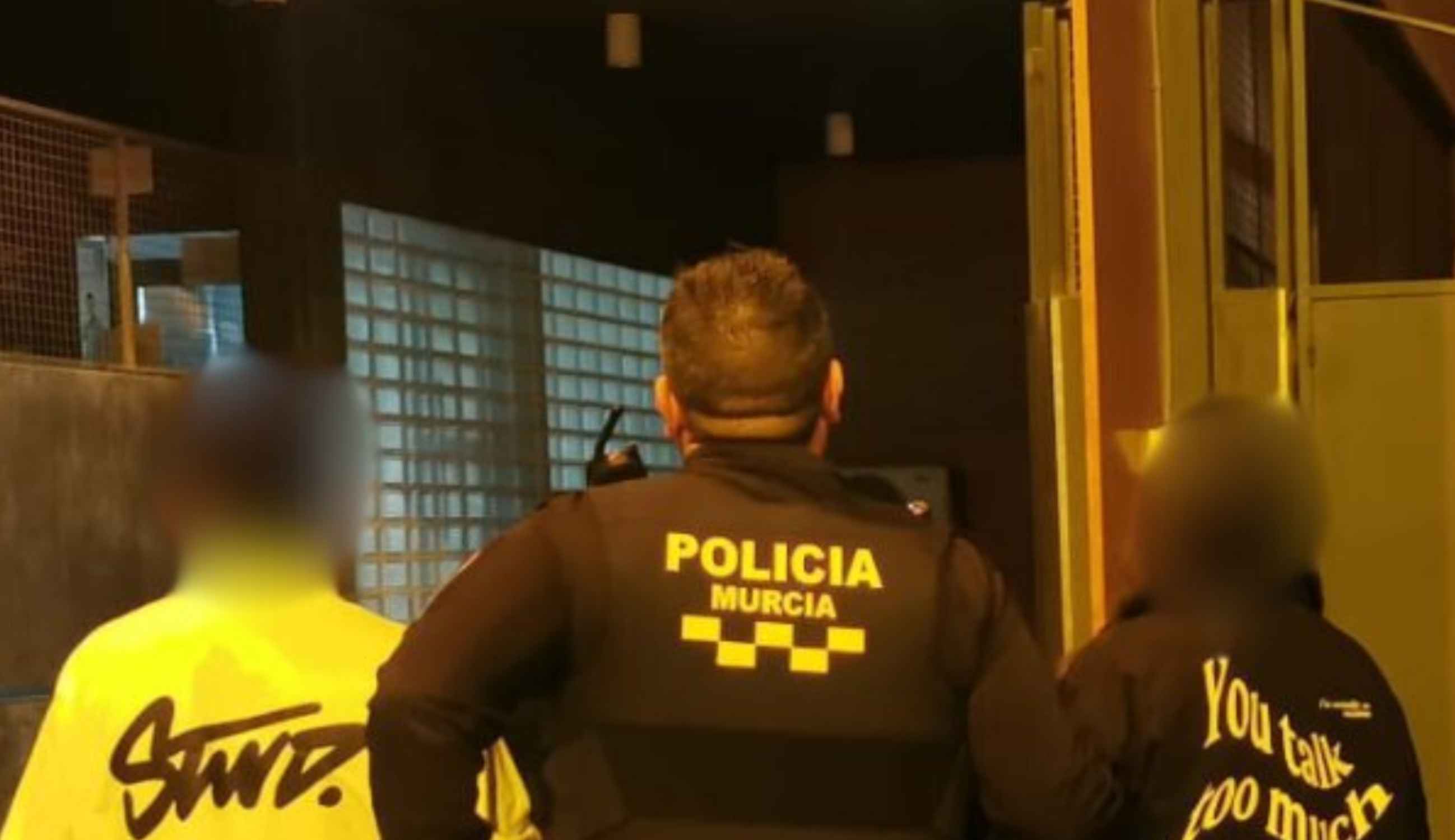 Abandonan a su hijo de 2 años en medio de la calle en Murcia para irse de fiesta a una discoteca
