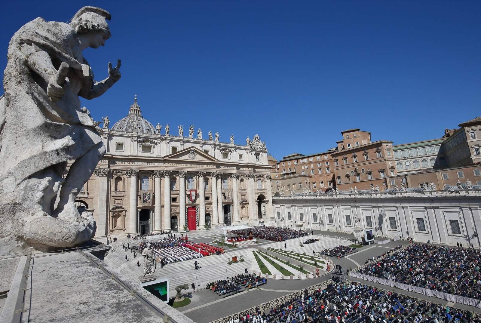 Detienen a un sacerdote en el Vaticano que llevaba una pistola y armas blancas para "defensa personal"