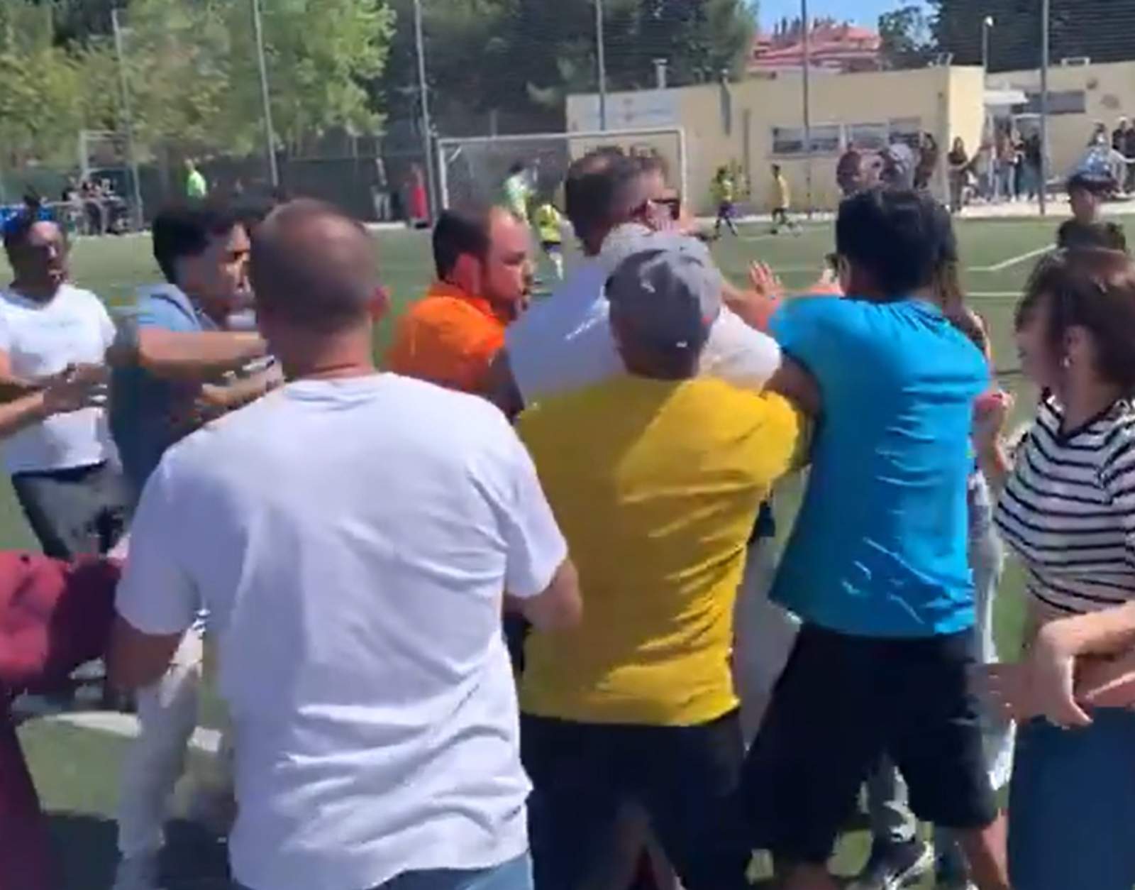 Padres de futbolistas invaden el campo y se dan puñetazos en pleno partido entre el Ripollet y el Sabadell