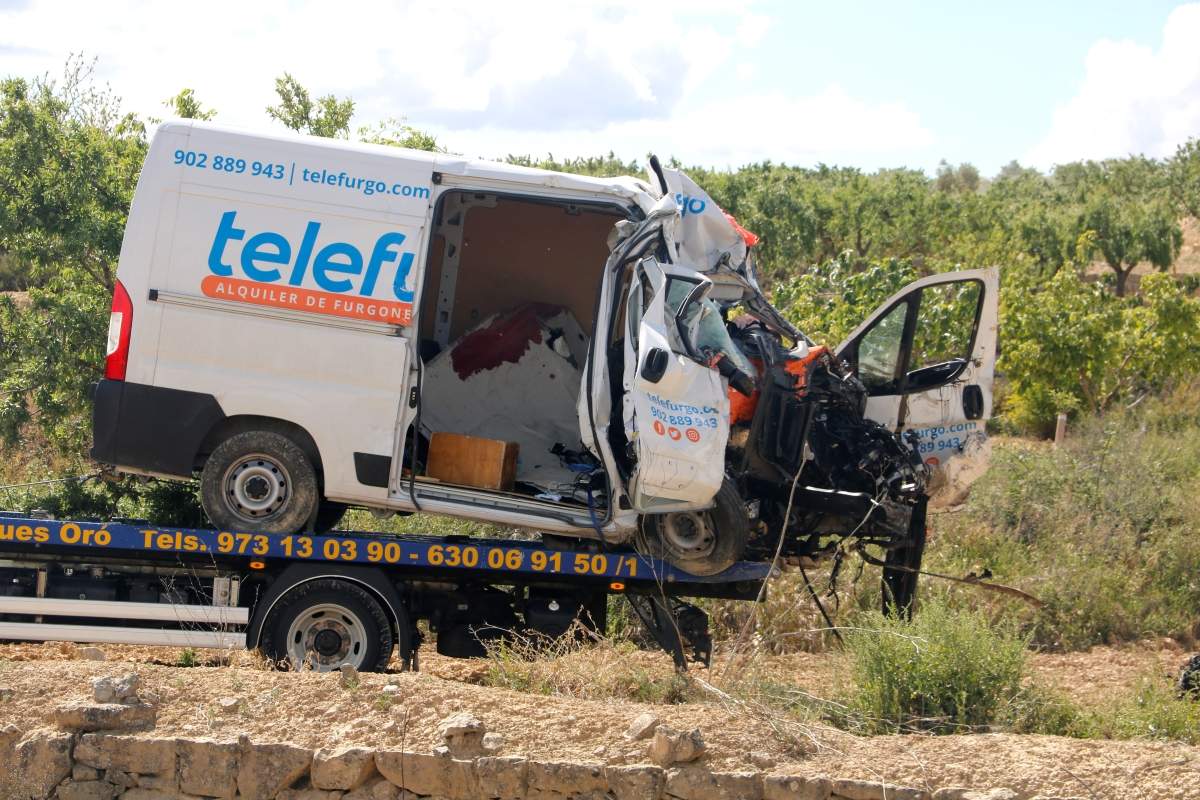 Dos muertos en un choque frontal entre una furgoneta y un camión en Maials
