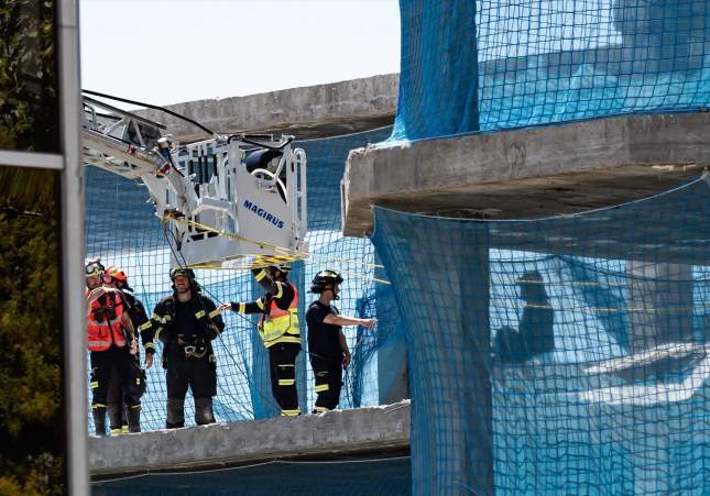 Els Bombers de Madrid treballant en l'edifici donse s'ha esfondrat el forjat / Diego Radamés, Europa Press