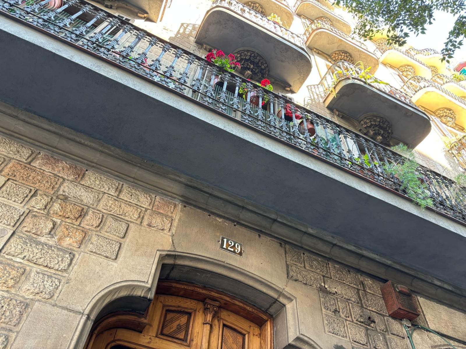 Un lladre mor en caure d'un sisè pis quan fugia després d'atracar una nena en un edifici a Barcelona