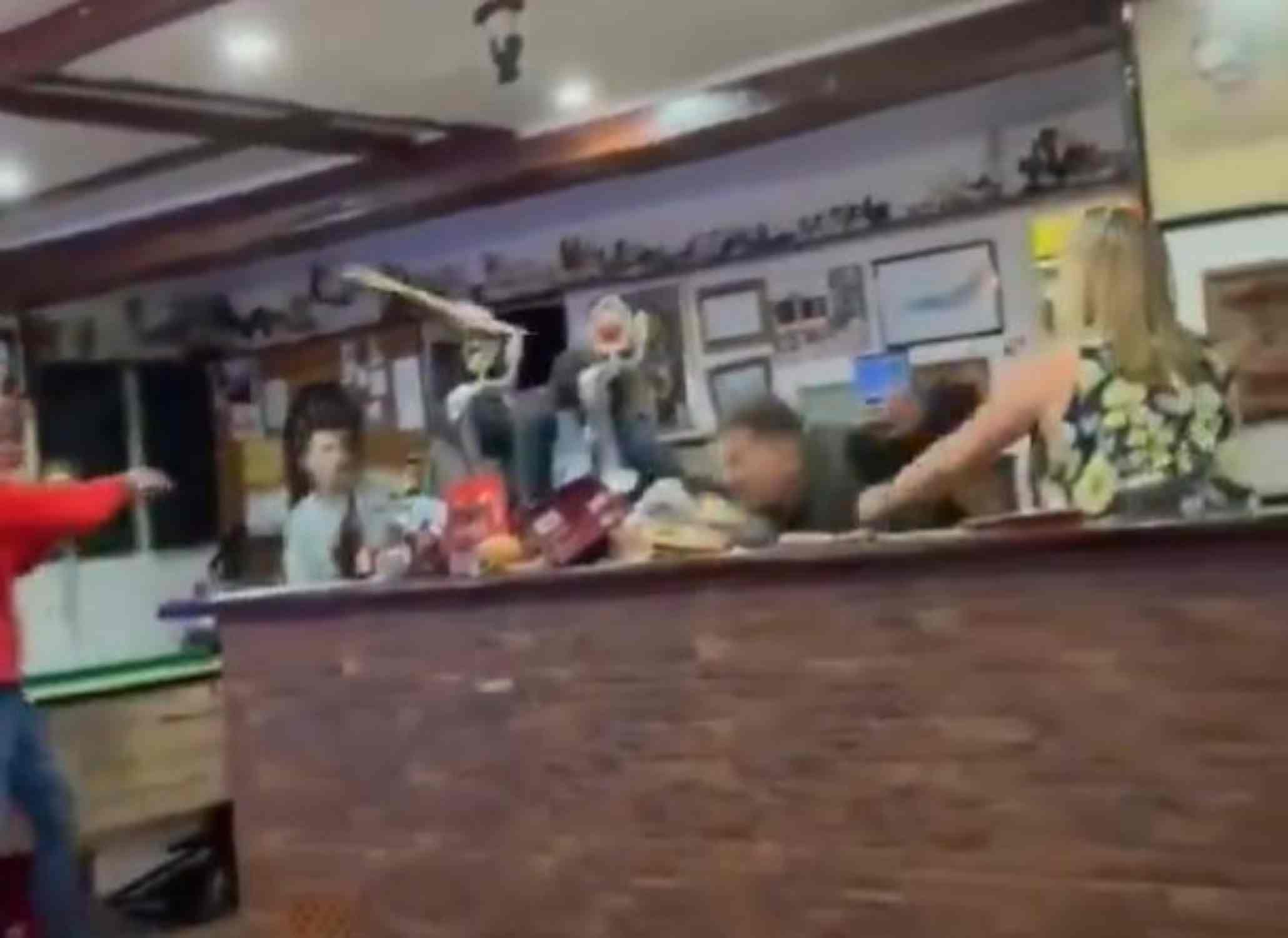 Brutal baralla en un bar de l'Estartit: cadires volant i els propietaris atacats amb un bat | VÍDEO