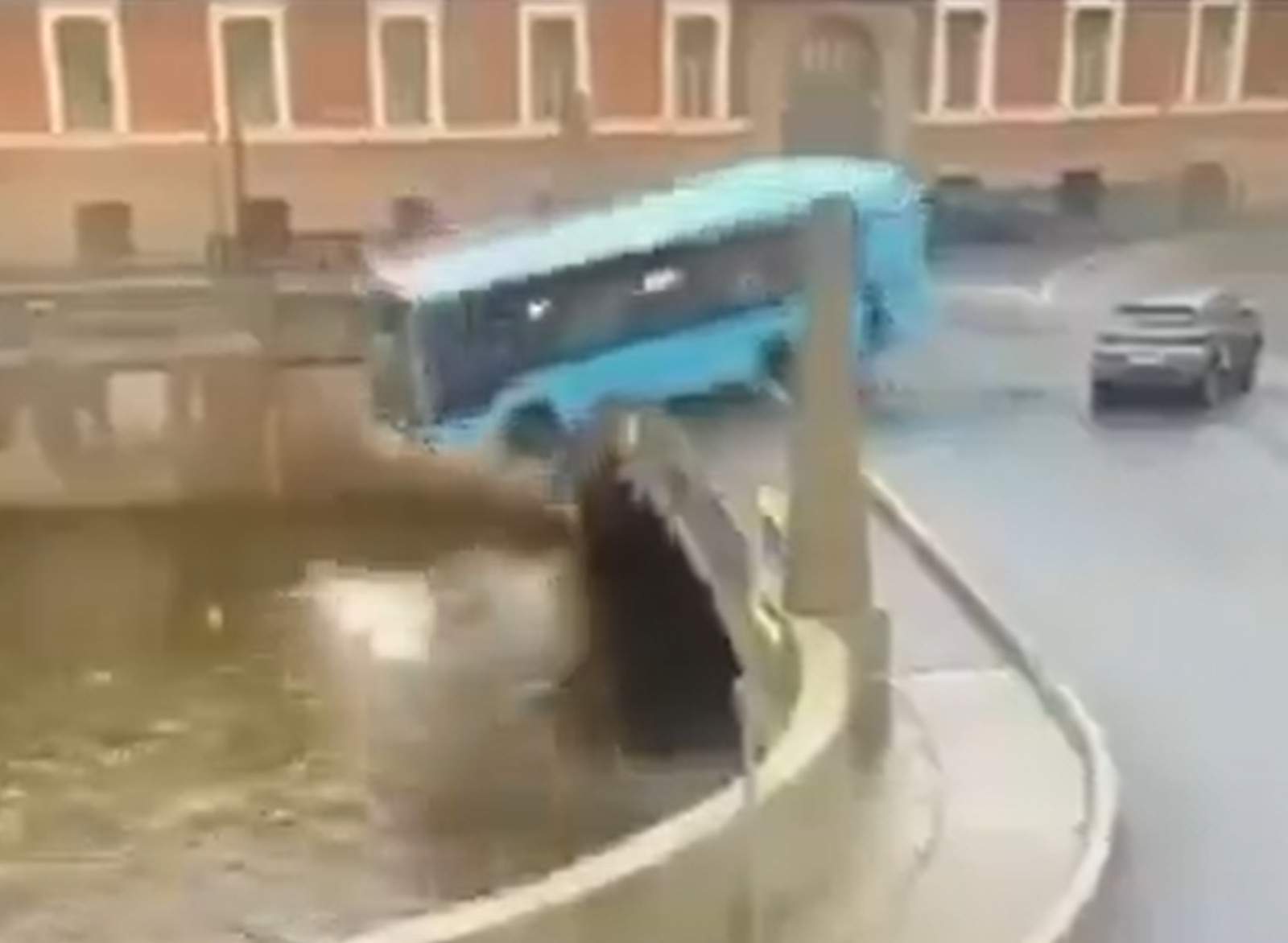Siete muertos y varios heridos graves al despeñarse un autobús por un puente en San Petersburgo