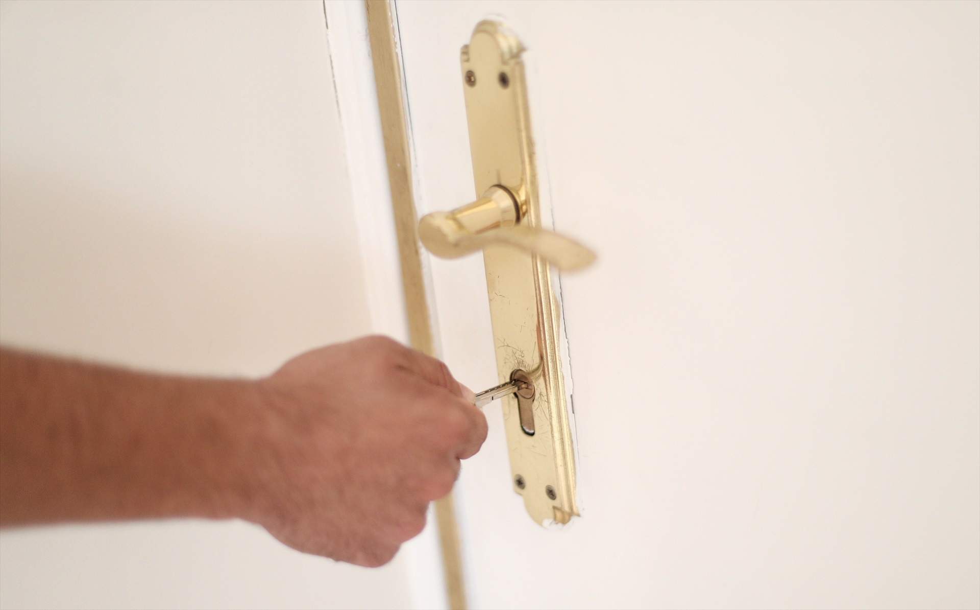 EuropaPress 2387769 hombre introduce llave cerradura puerta vivienda