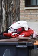 Ropa depositada encima de unos cubos de basura que la Policía Nacional investiga tras el hallazgo del cadáver de un bebé de unos tres meses entre unos cubos de basura del distrito madrileño de Barajas / Rodrigo Jiménez, EFE